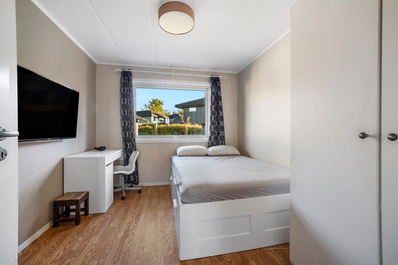 Soverommet har vindu ut mot hageområde Galleribilde