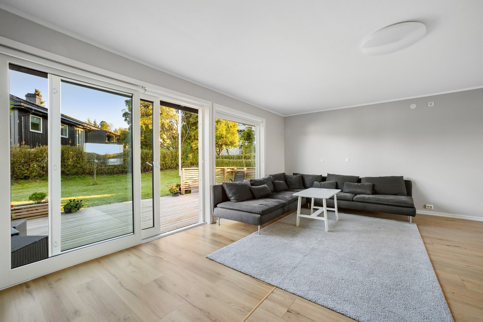 Fra stuen er det utgang til terrasse på 48 kvm Galleribilde