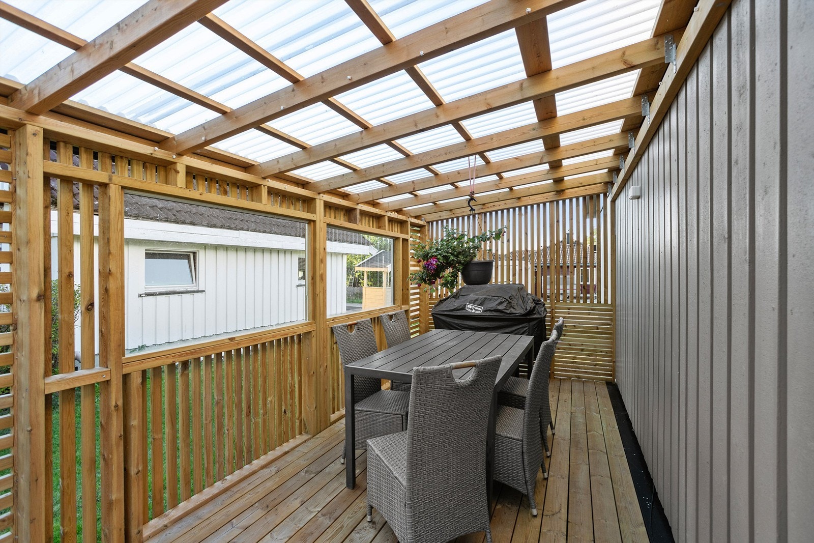 Pergola på terrassen skaper en lun og skjermet uteplass Galleribilde