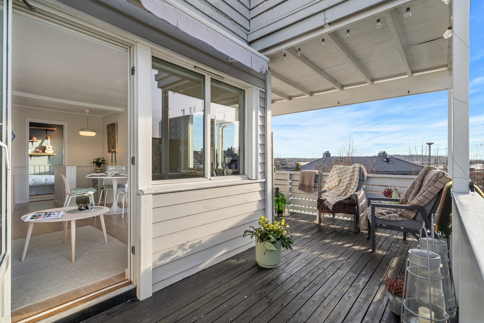 Fra stuen er det utgang til stor og herlig terrasse Galleribilde