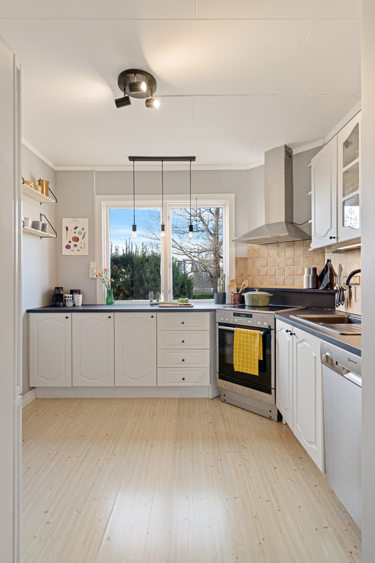 Praktisk og funksjonelt kjøkke Galleribilde