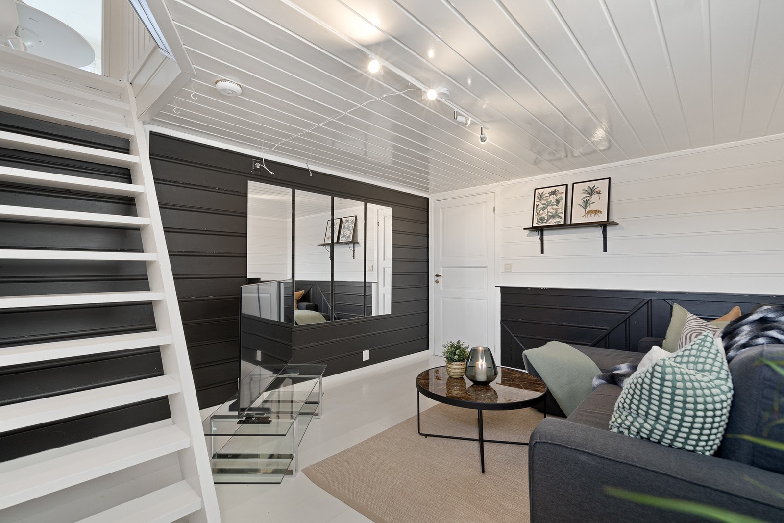 Innredet rom i kjelleren med trapp ned fra stuen Galleribilde