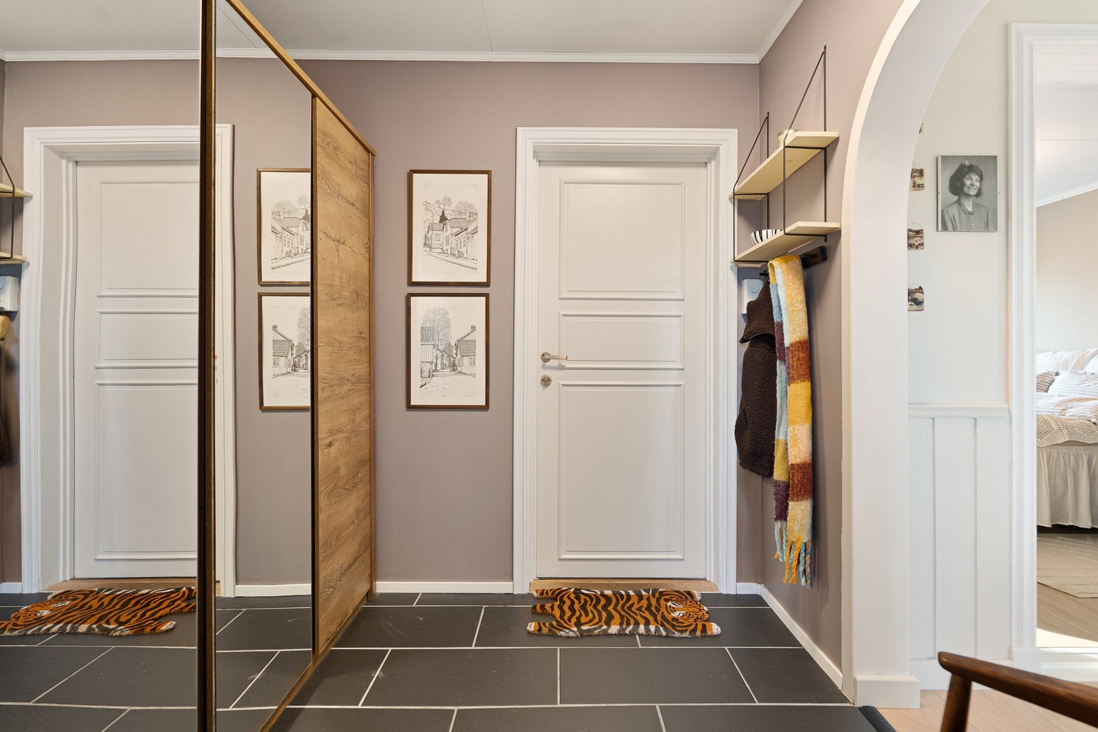 Hyggelig entrè med skyvedørsgarderobe Galleribilde