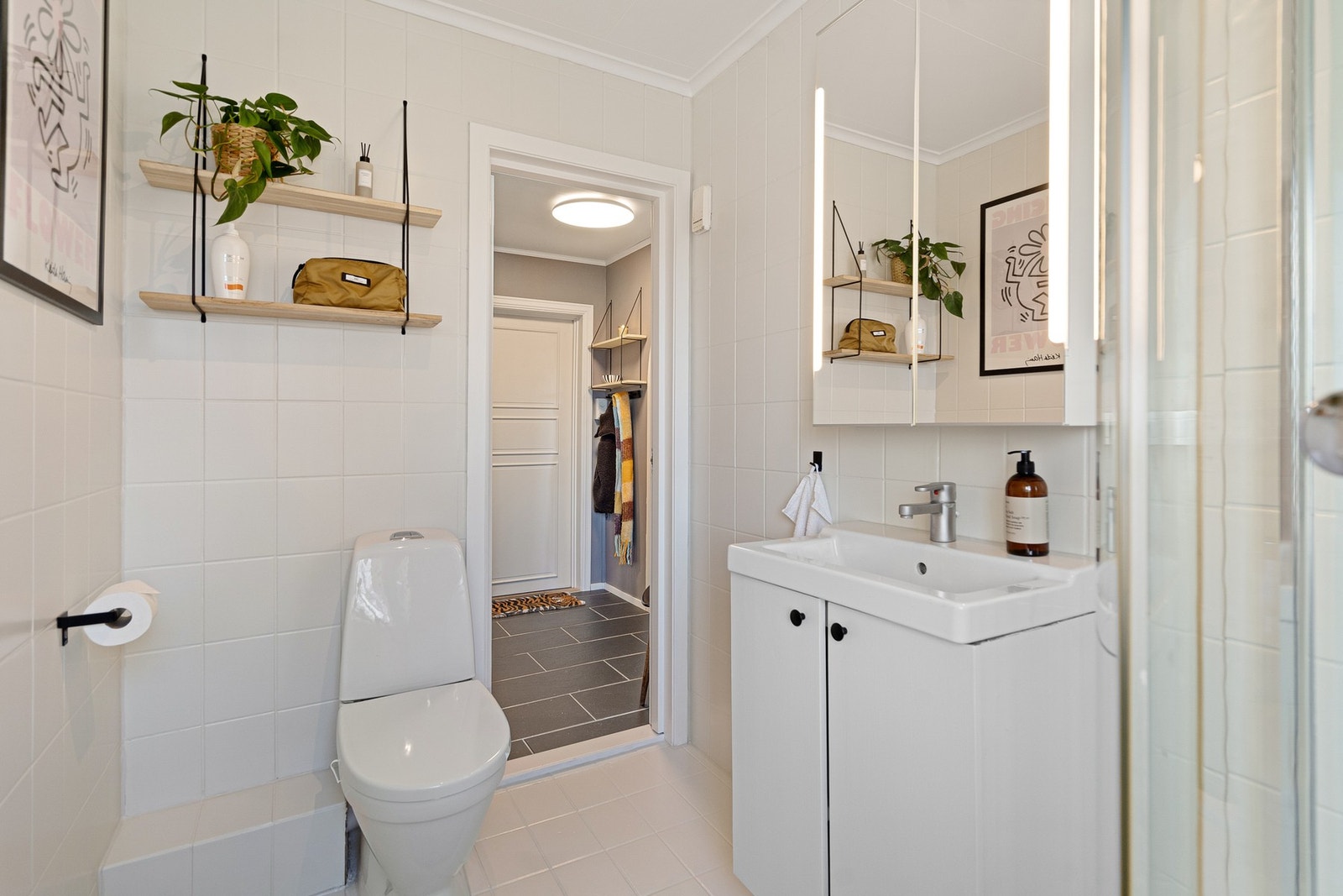 Dusjbad/wc med servantinnredning og speil Galleribilde