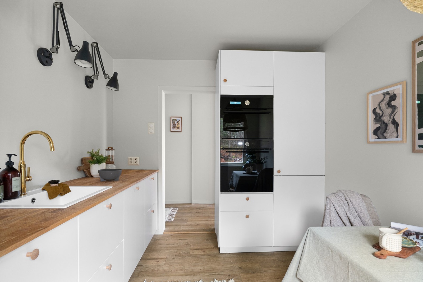 Kjøkkenet er sømløst og moderne med integrerte hvitevarer. Galleribilde