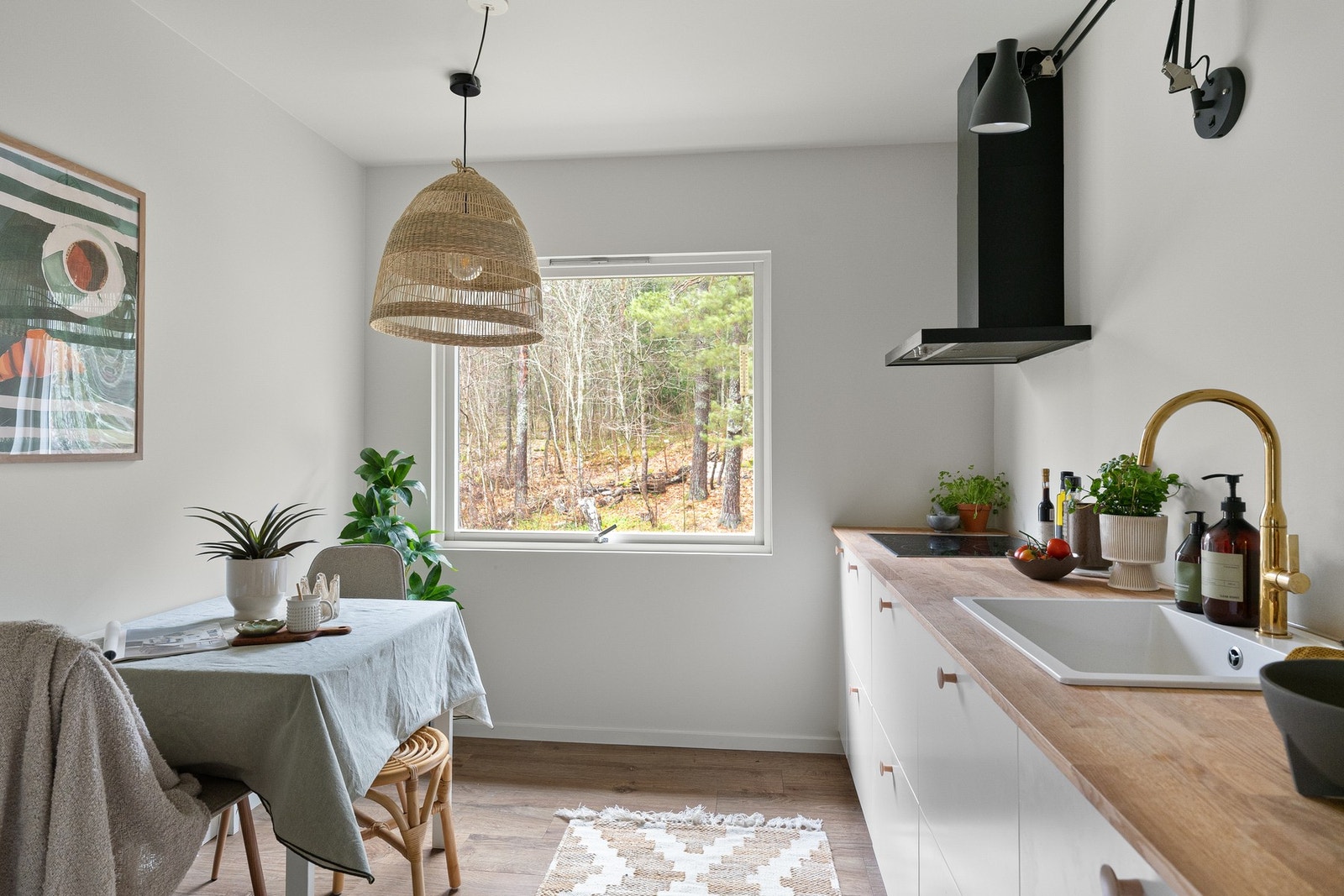 Naturlig lys fra vinduet gir et lyst og behagelig arbeidsområde. Galleribilde
