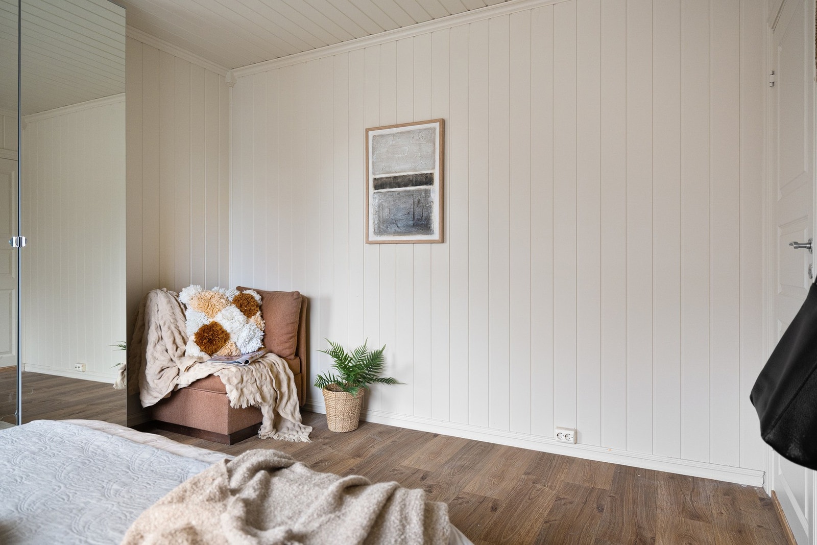 Her er det plass til en komfortabel godstol eller annet møblement, perfekt for lesing eller små avkoblingsstunder. Galleribilde
