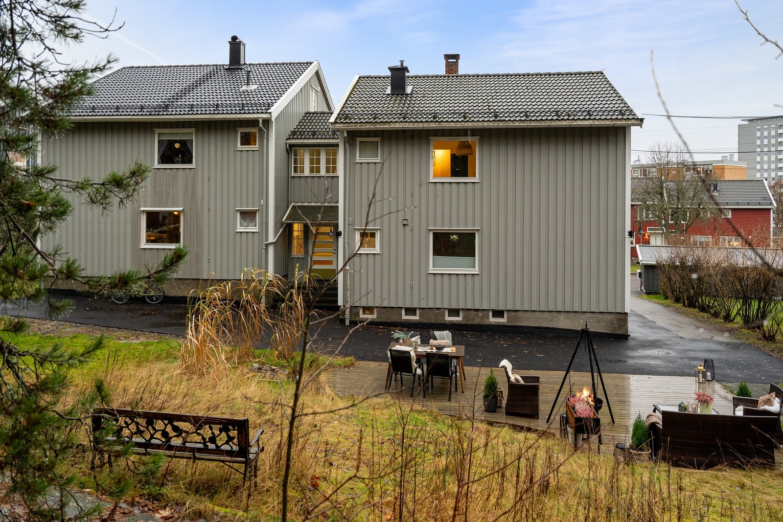 Fasade. På baksiden av firemannsboligen er det et hyggelig fellesområde. Galleribilde