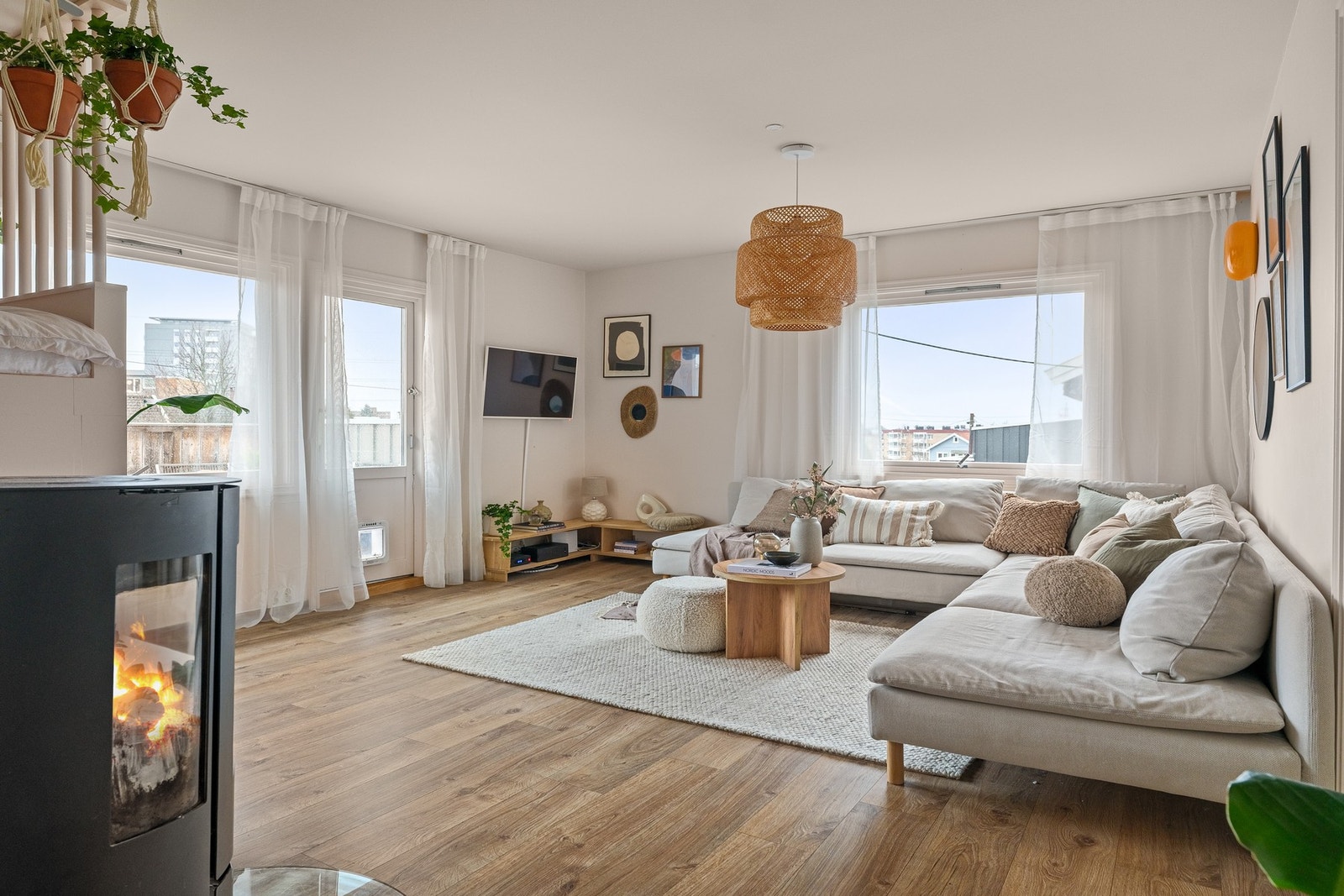 Lys og luftig stue med store vindusflater som slipper godt med dagslys inn. Galleribilde