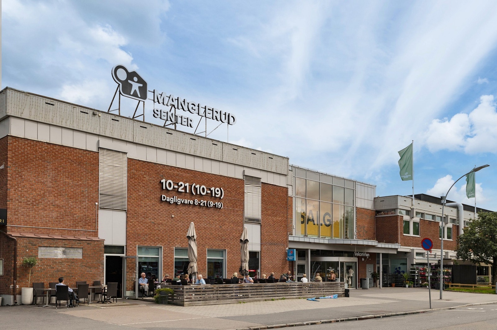 Manglerud senter med en rekke servicetilbud ligger i kort gangavstand fra boligen. Galleribilde