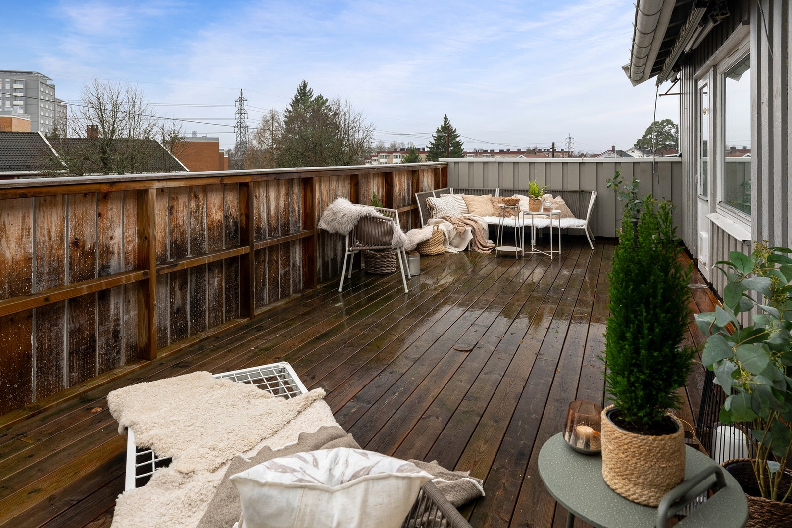 Fra stuen er det utgang til en solrik, vestvendt takterrasse. Galleribilde