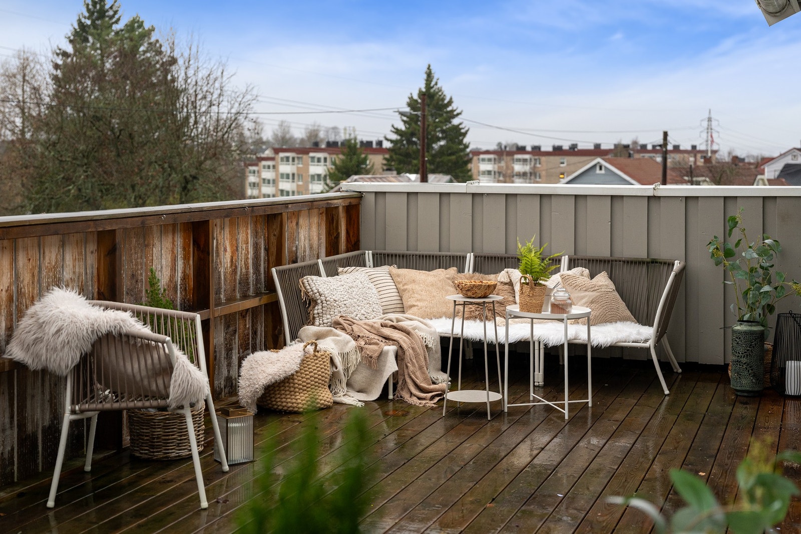 Fra stuen åpner en vestvendt takterrasse seg mot solrike ettermiddager, et perfekt sted for kaffe, ro og avslapning. Galleribilde