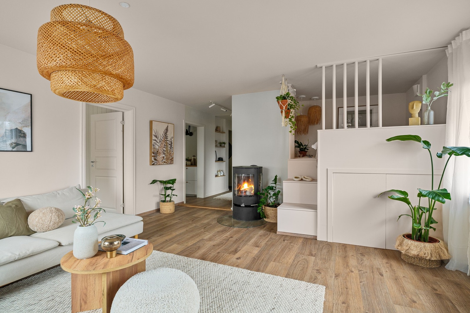 Leiligheten har en gjennomgående planløsning som gir lys og romfølelse fra start til slutt. Galleribilde