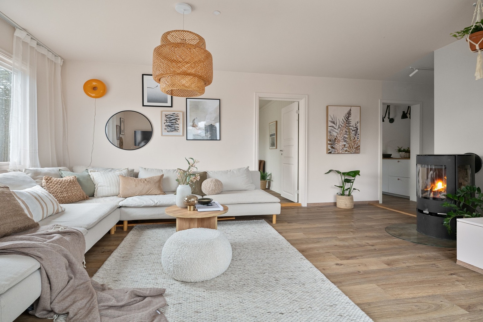 Stuen er et lyst og behagelig samlingspunkt med god plass til både avslapning og sosiale stunder. Galleribilde