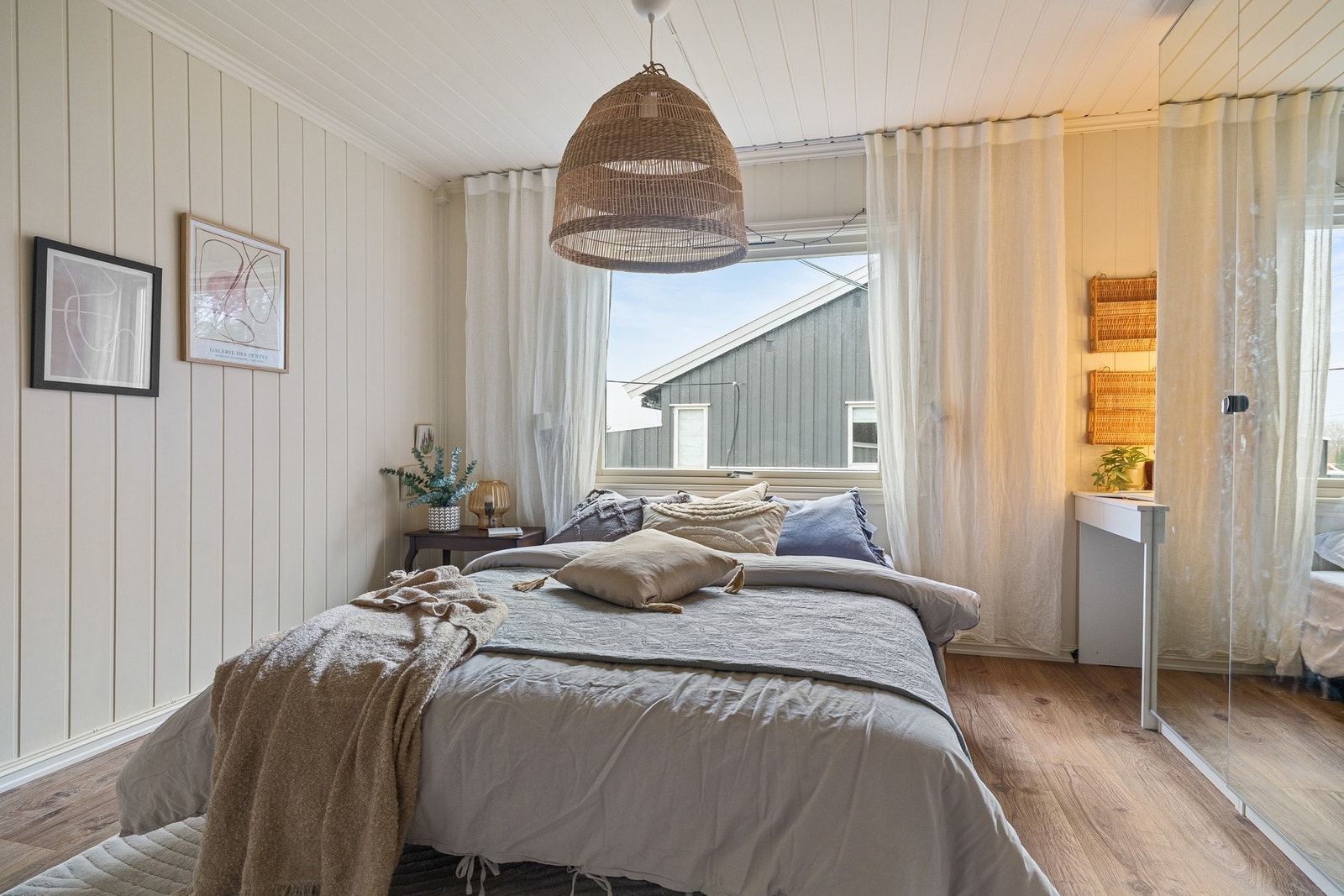 Dobbeltsengen har godt med plass på hver side til nattbord. Galleribilde