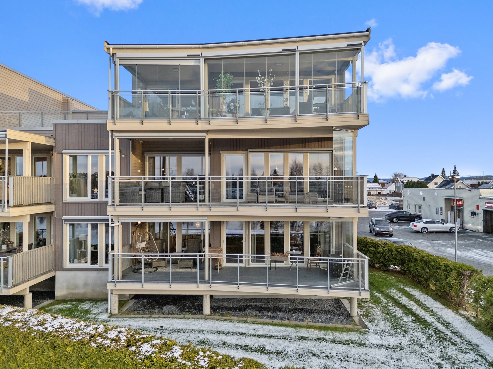 Stor takoverbygd balkong med flott utsikt over elva. Galleribilde