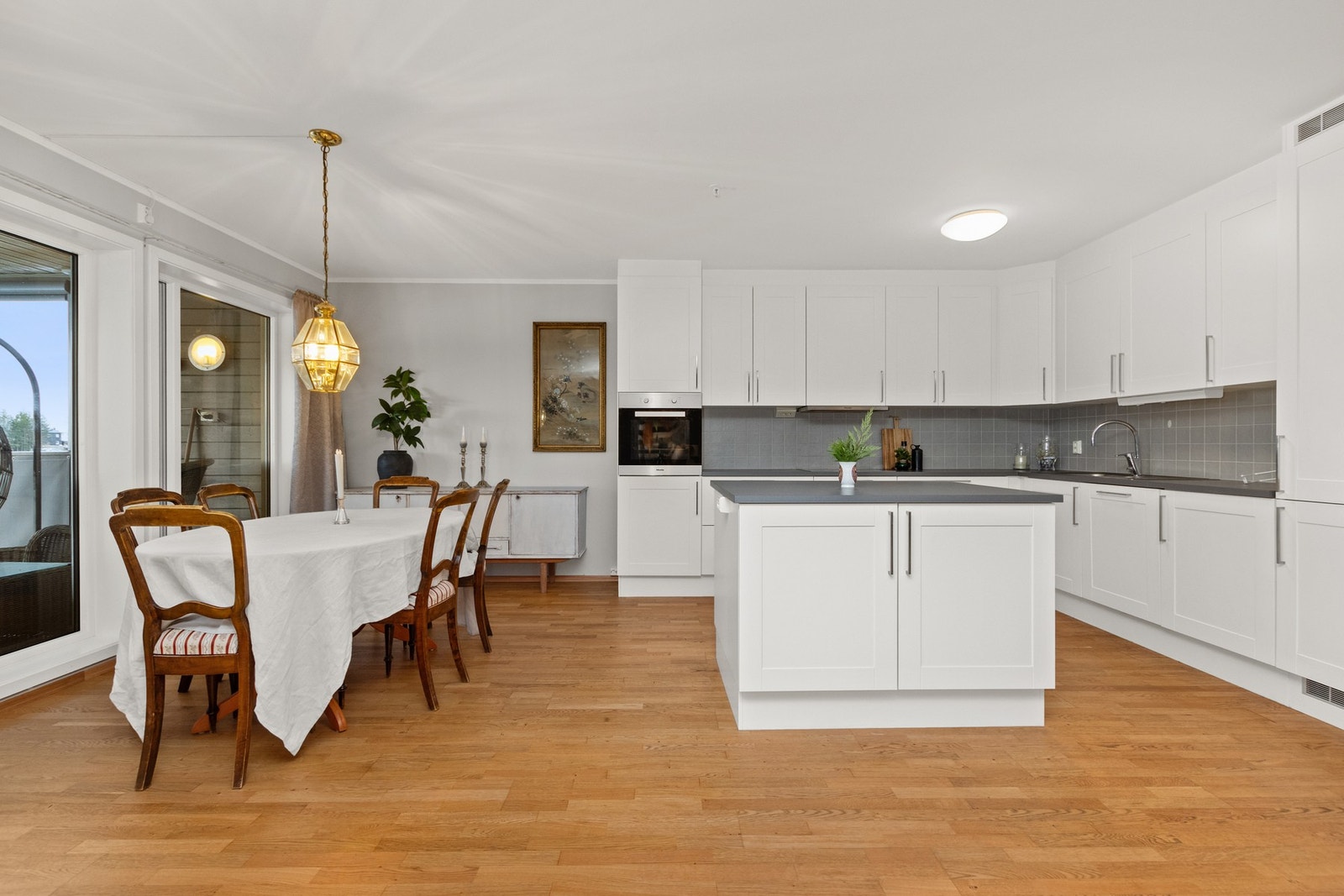 Kjøkken og spisestue. Galleribilde