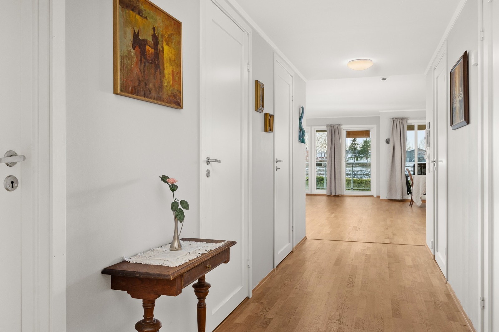 Gang fra vindfang inn mot stue. Galleribilde