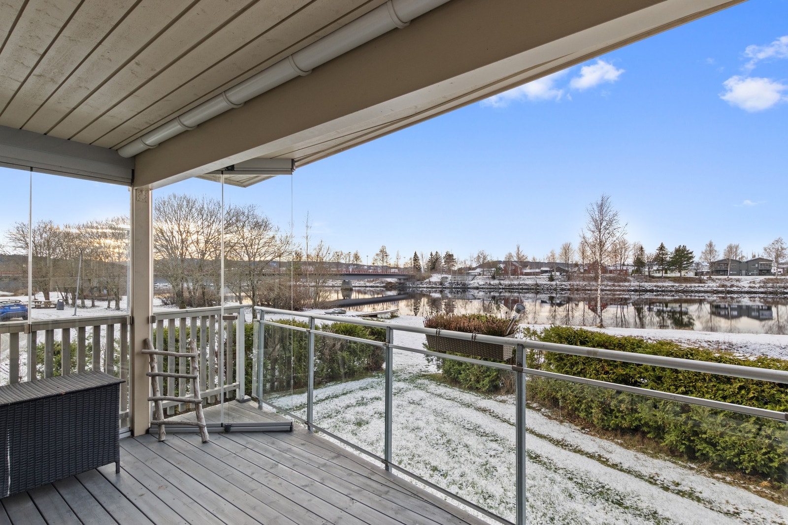 Utsikt fra balkong. Glassvegg mot sør. Galleribilde