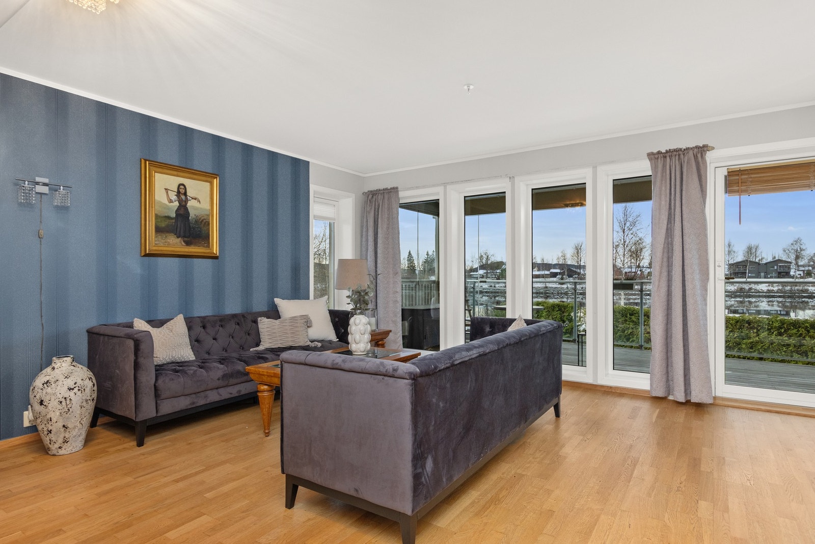 Del av stue. Romslig altan som er tac overbygd. Galleribilde