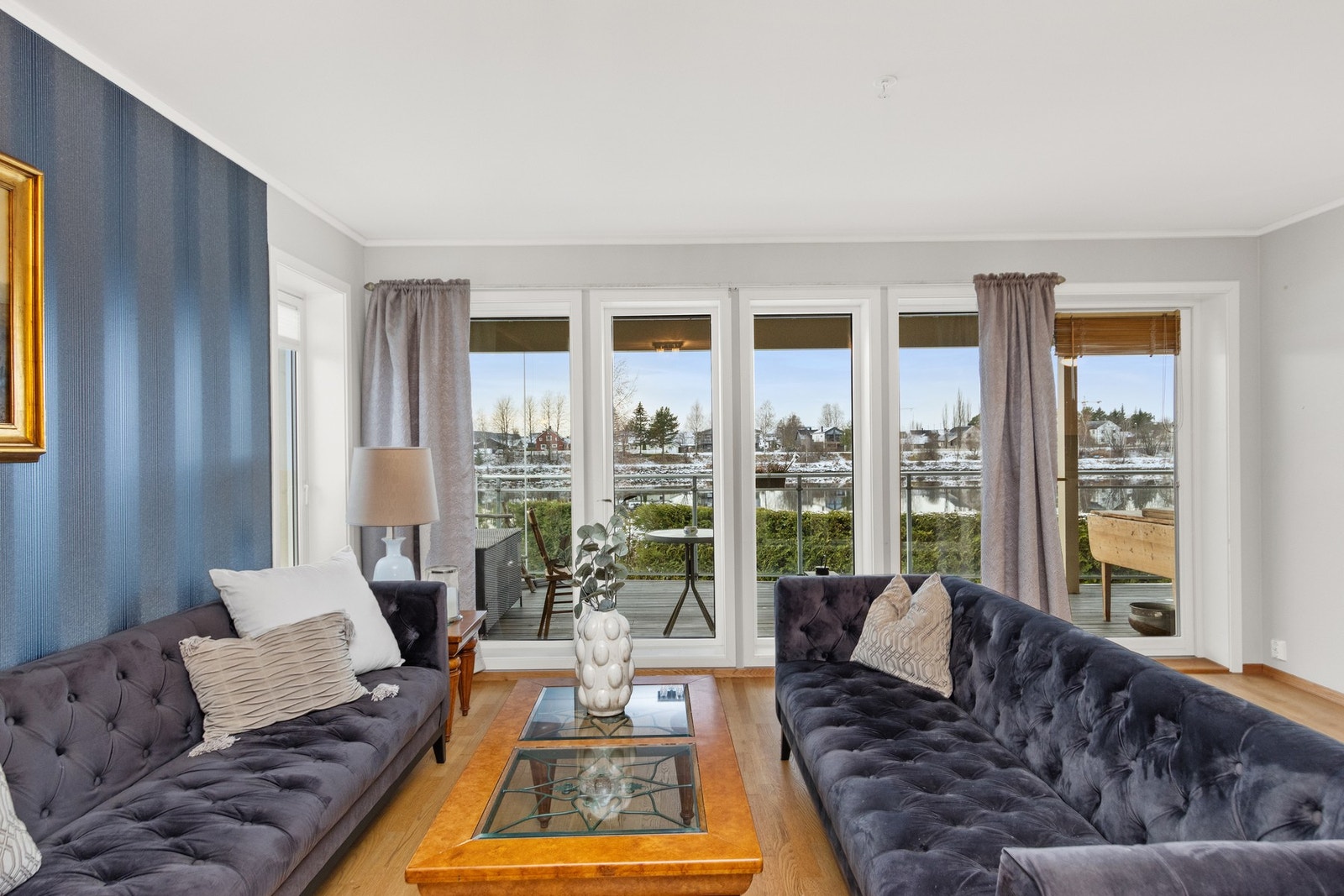 Stor altan med flott utsikt over elva. Galleribilde