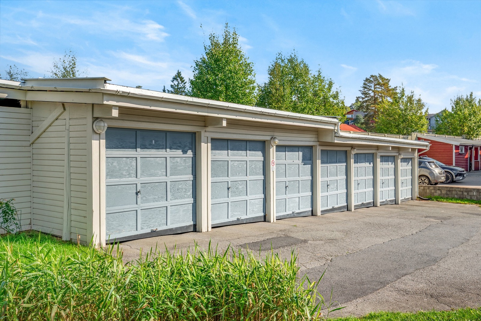 Borettslaget er eier av 7 garasjer og har i tillegg noen biloppstillingsplasser. Plassene tildeles av styret. Galleribilde