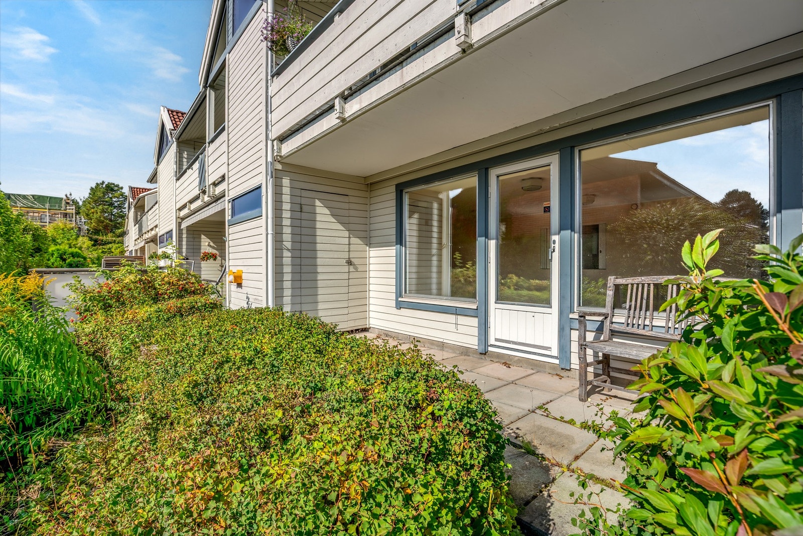 Lokalet har egen overbygd, solrik markterrasse. God lagringsplass i to utvendige boder på til sammen ca. 4 kvm. Galleribilde