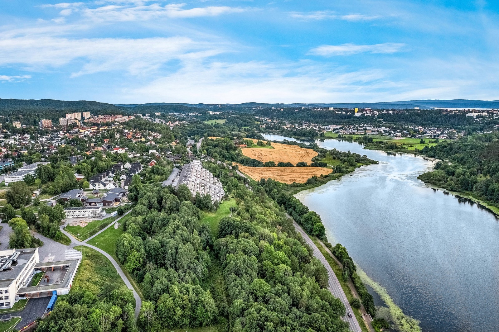Kombinasjonen av god infrastruktur i nærområdet, og nærhet til både byen og tur- og rekreasjonsområder gjør dette området til et spesielt godt bomiljø for folk i alle aldre. Galleribilde