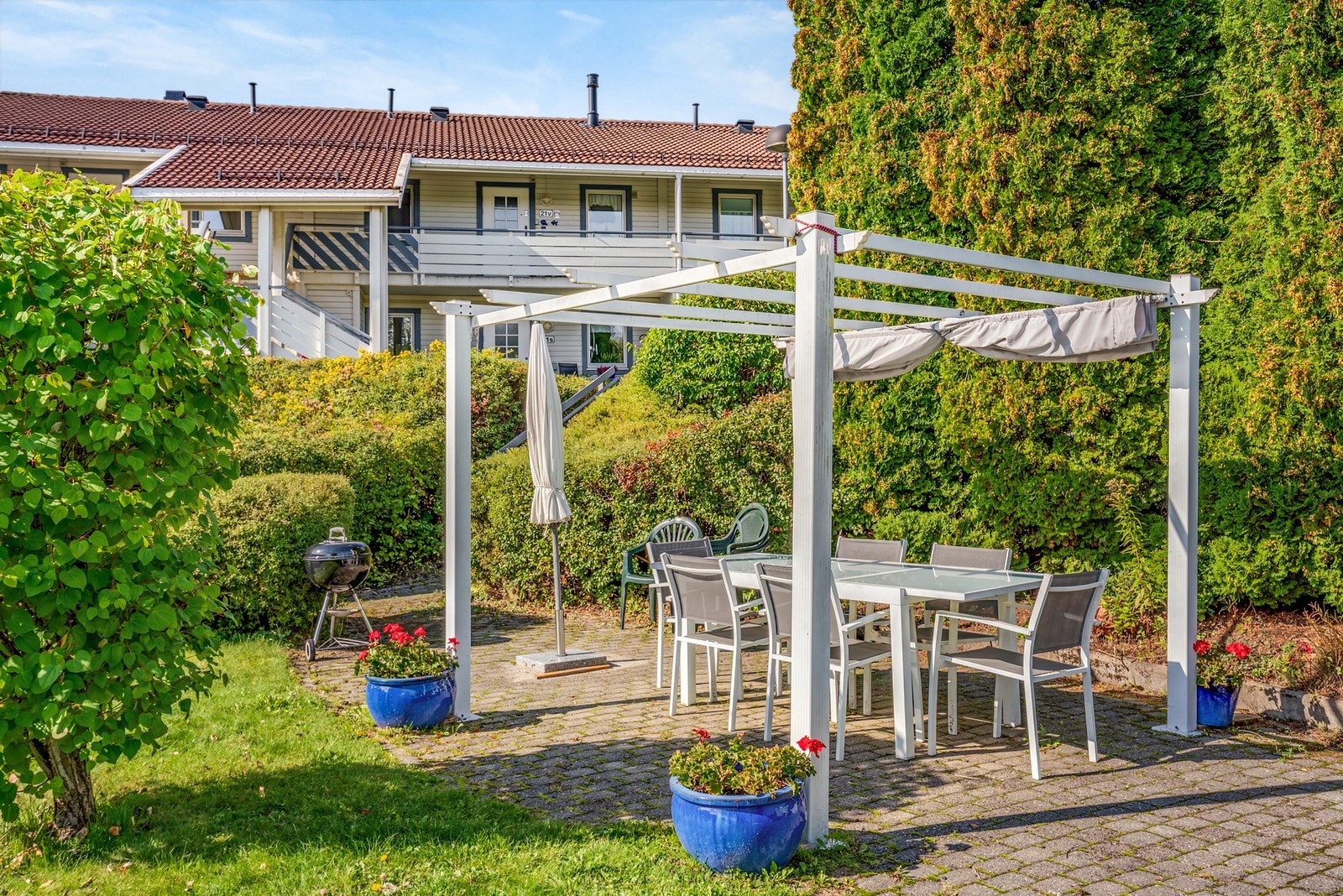 Borettslaget har hyggelig fellesareal/uteplass som beboere kan benytte seg av. Galleribilde