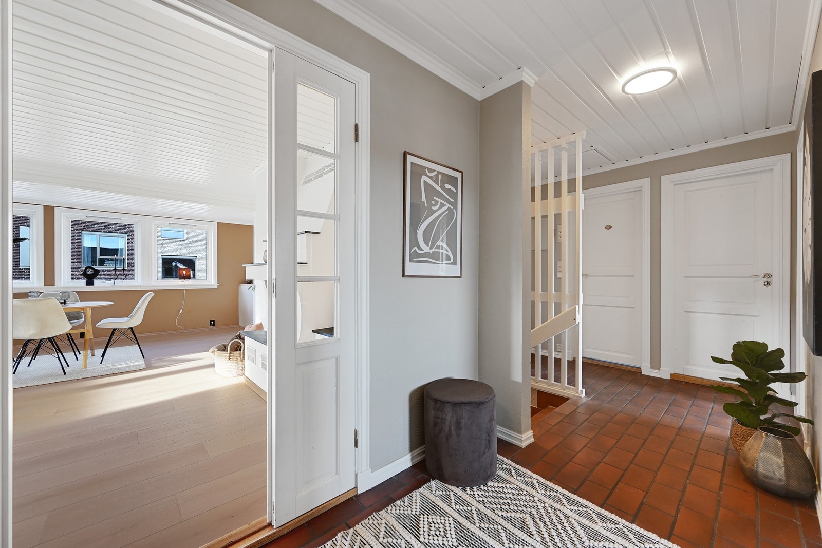 Ved spilene midt i bildet er den lukkede trappegangen ned til 2. etasje Galleribilde