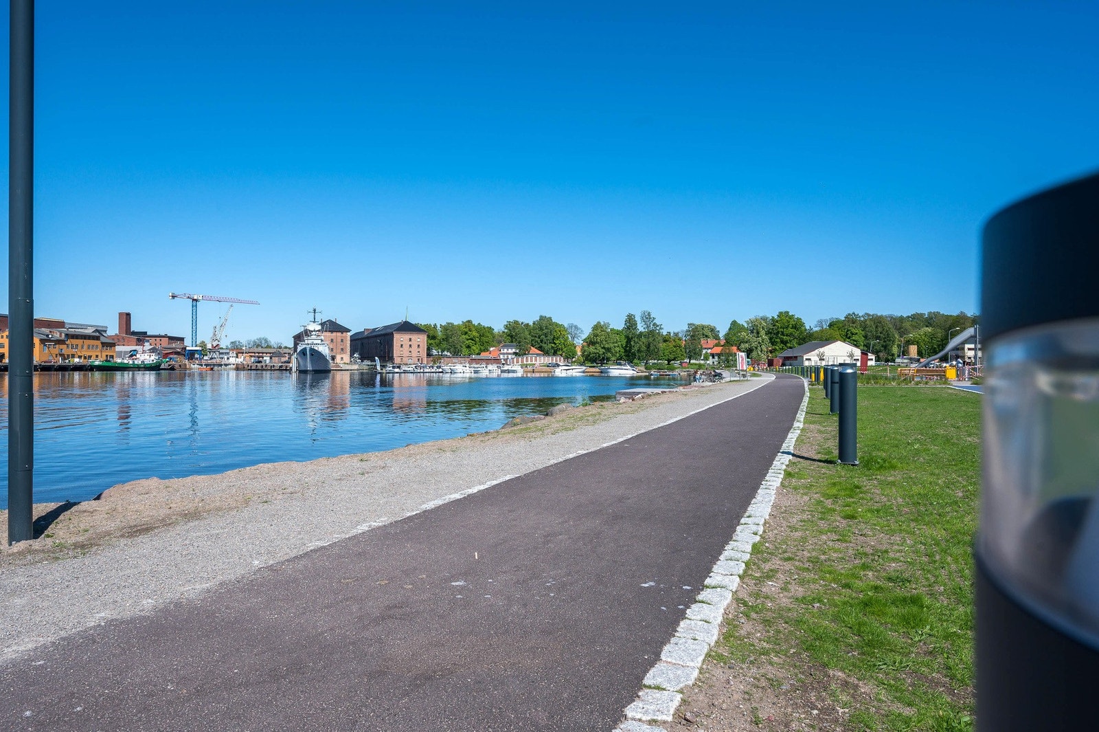 Rett på utsiden av inngangsdøren finner du den flotte strandpromenaden Galleribilde