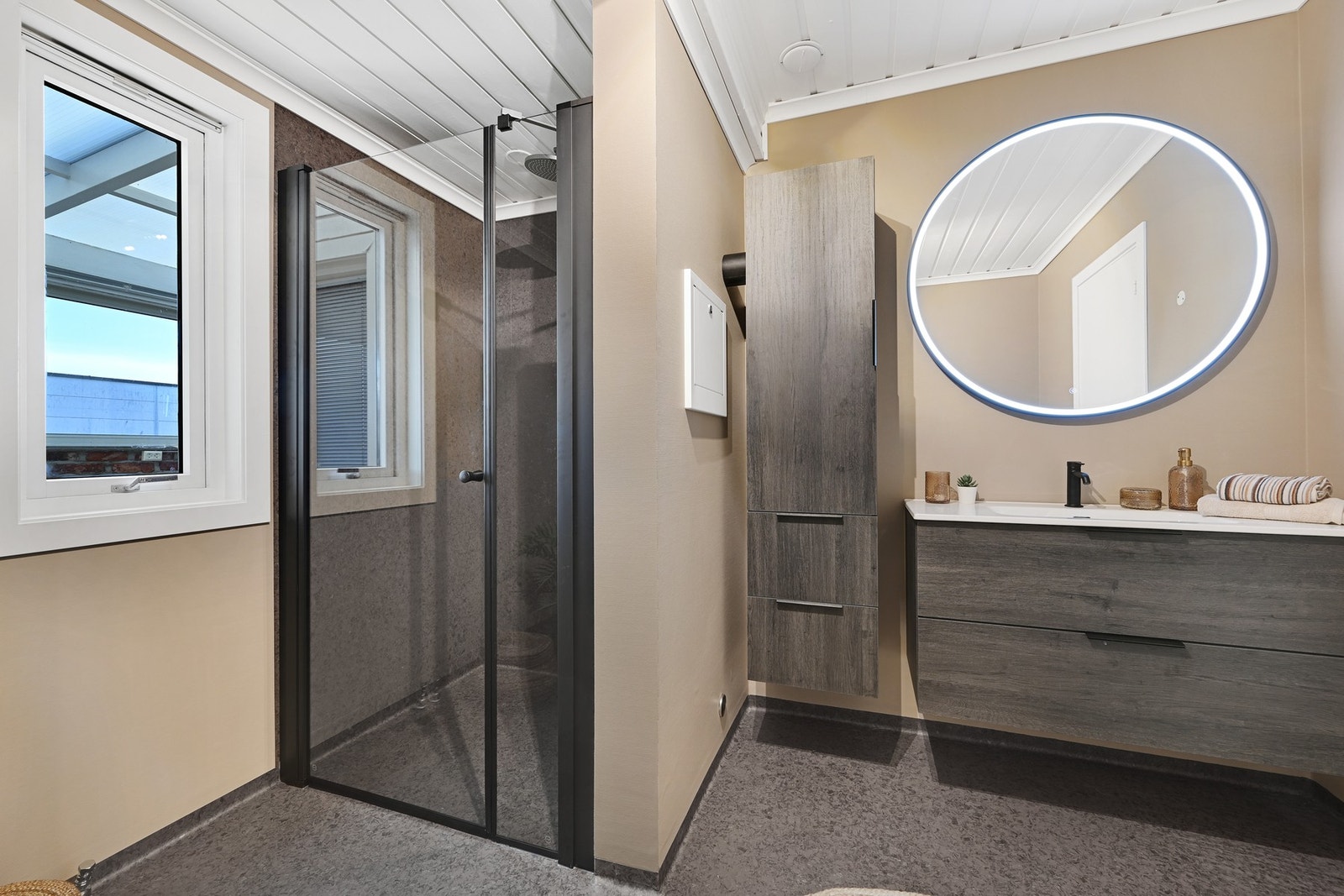 Leiligheten har to oppussede bad - dette er pusset opp til "bunns" inkludert nye varmekabler Galleribilde