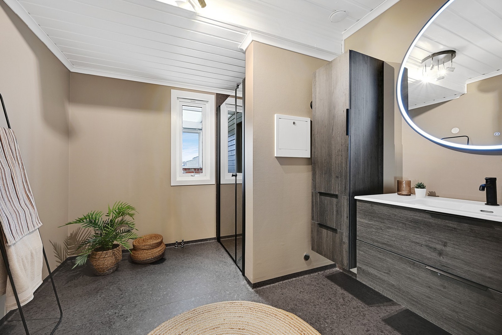 Et romslig, pent og delikat bad Galleribilde