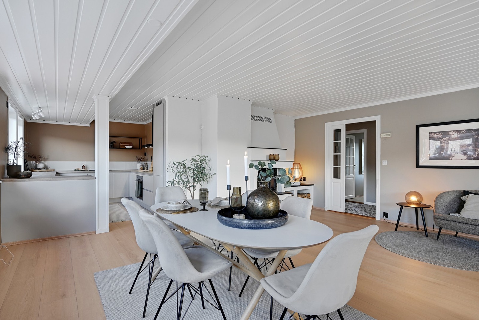 Her ser vi litt av leilighetens naturlige samlingspunkt - det store allrommet Galleribilde