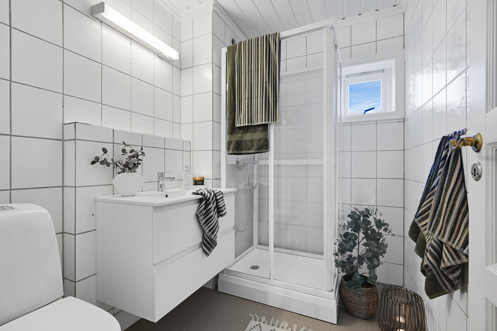 I tilknytning til soverom II og III finner vi leilighetens andre bad Galleribilde