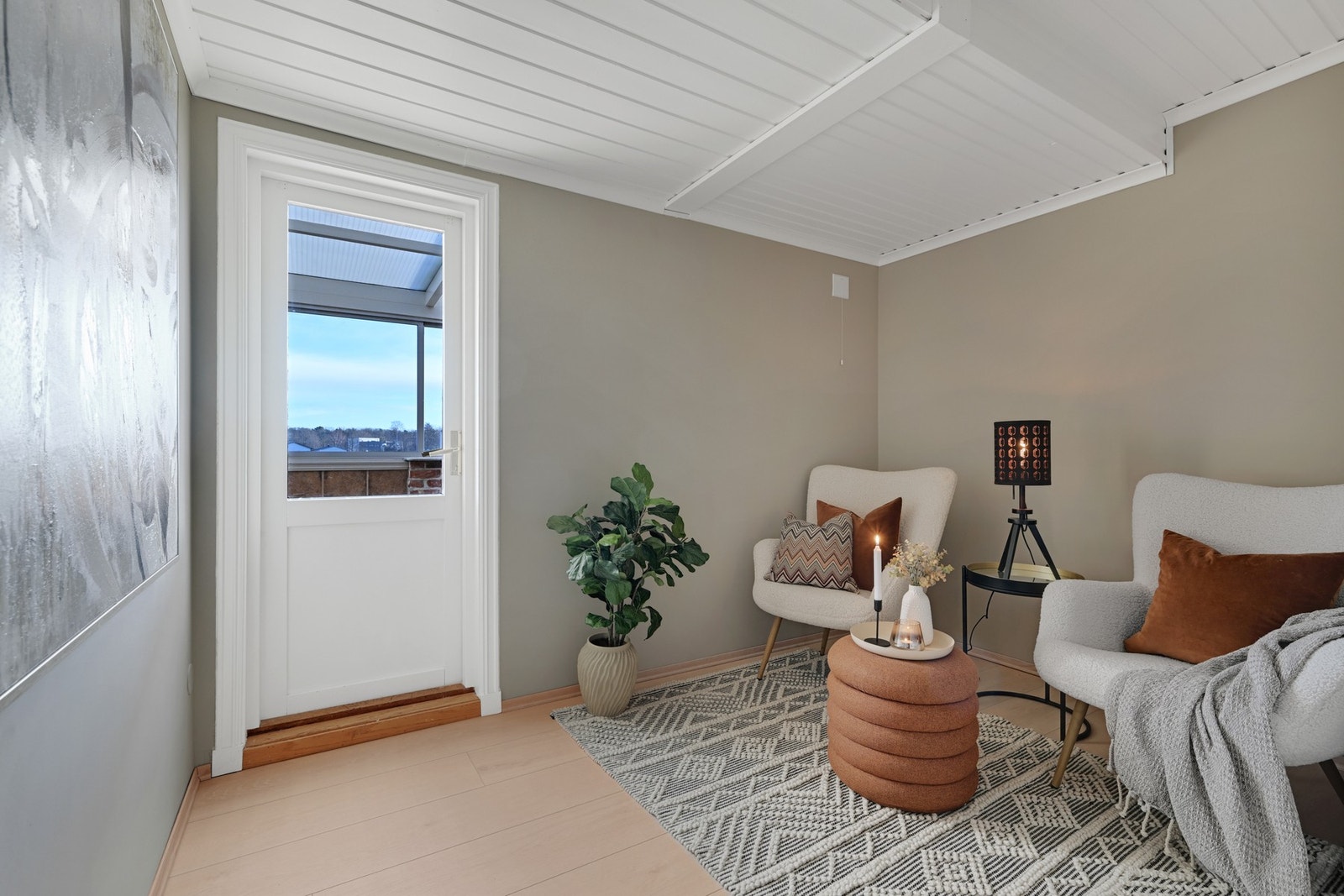 Det er dør videre ut til den store og innglassede balkongen Galleribilde