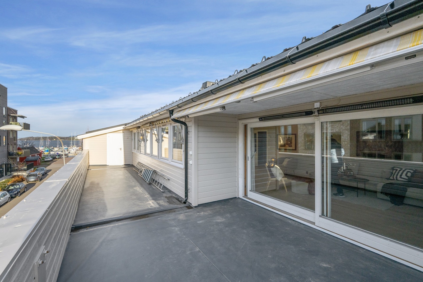 Denne nyrestaurerte terrassen har adkomst fra stua - her er det ettermiddag/kveldssol og utsikten beholder man Galleribilde