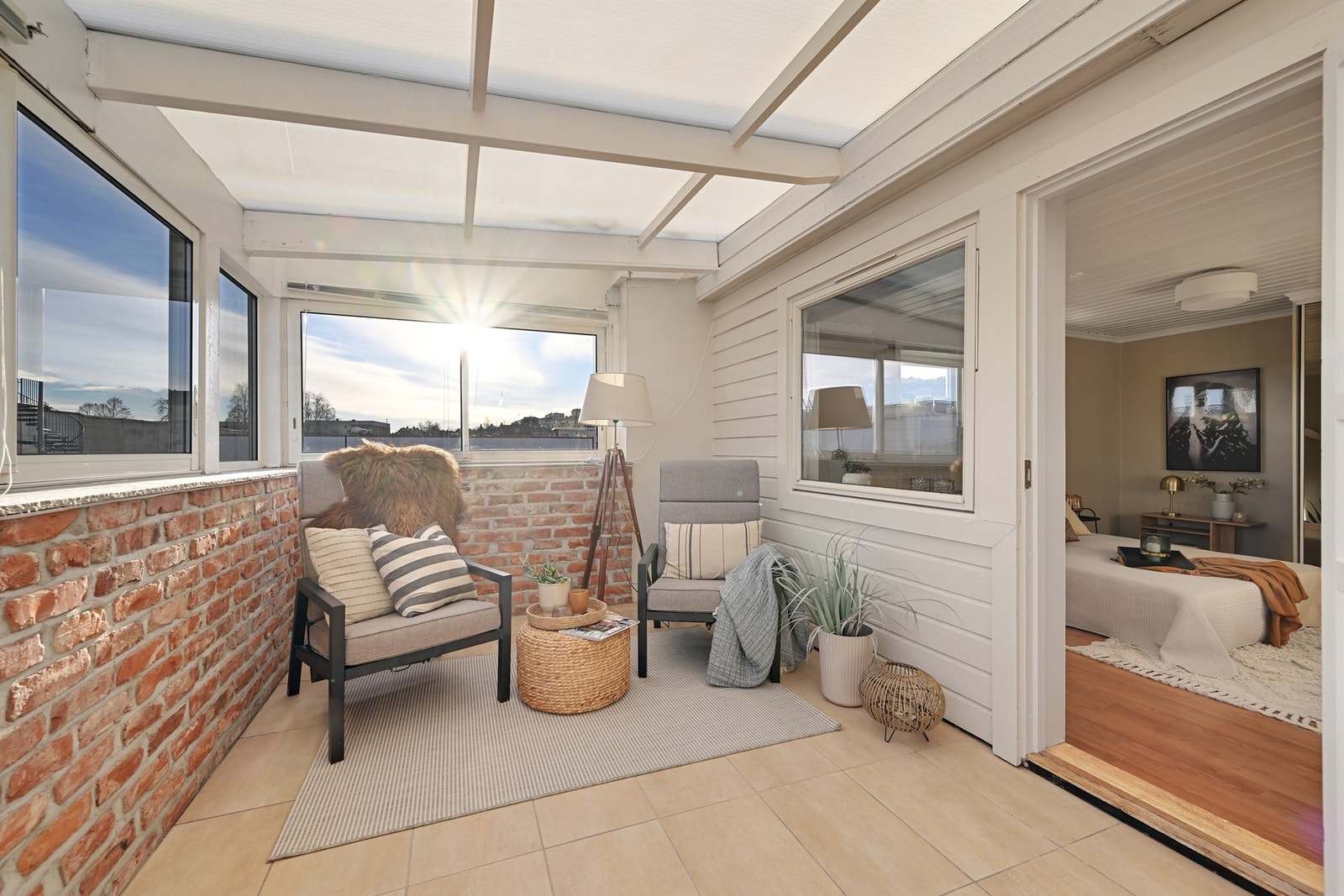 Balkongen går på hele langsiden og har også dør inn til hovedsoverommet Galleribilde