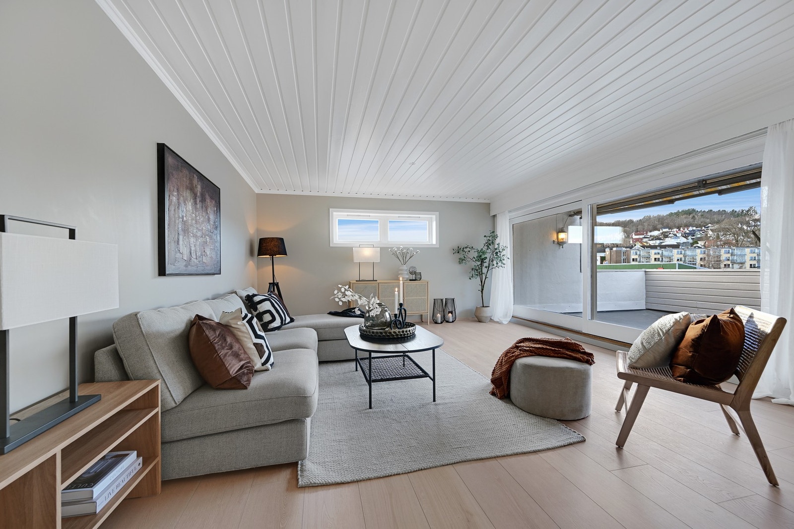 Her er i vi i det store allrommet/stue/kjøkken - alt pusset opp nå i høst Galleribilde