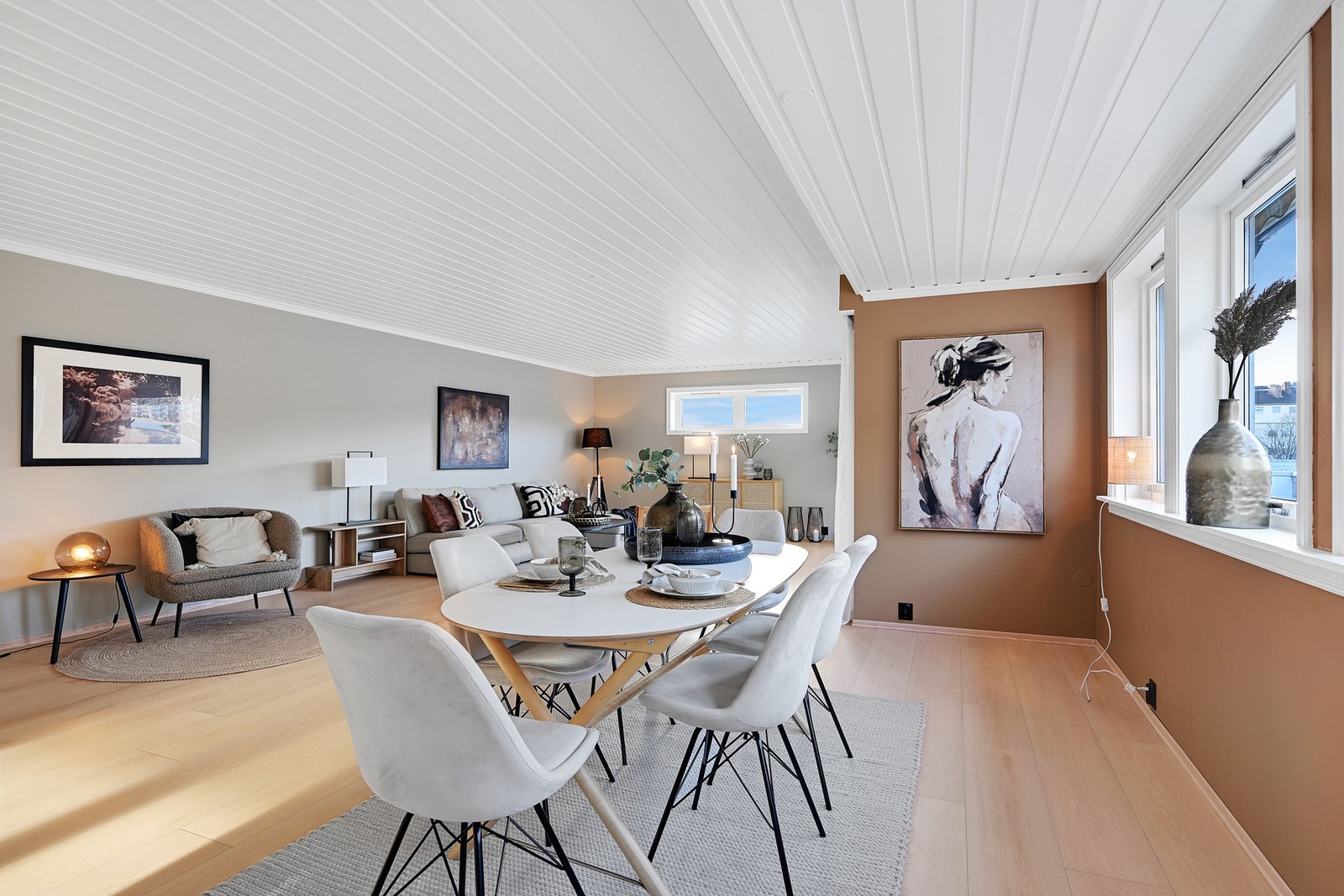 Spisestue med god plass for både familie og venner Galleribilde