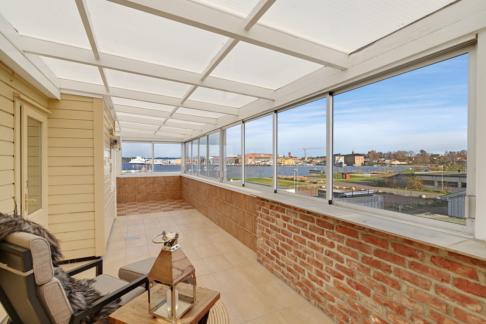 Leiligheten har to store balkonger/takterrasser - denne er innglasset - utsikten vil kunne endres ved fremtidig utbygging i nabolaget Galleribilde