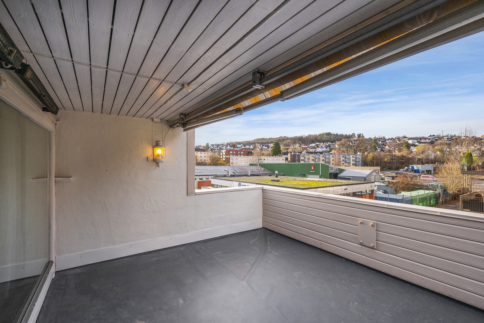 Stor og deilig terrasse med nytt dekke og kledning - beliggende mot nord/vest og kjekt med markise Galleribilde