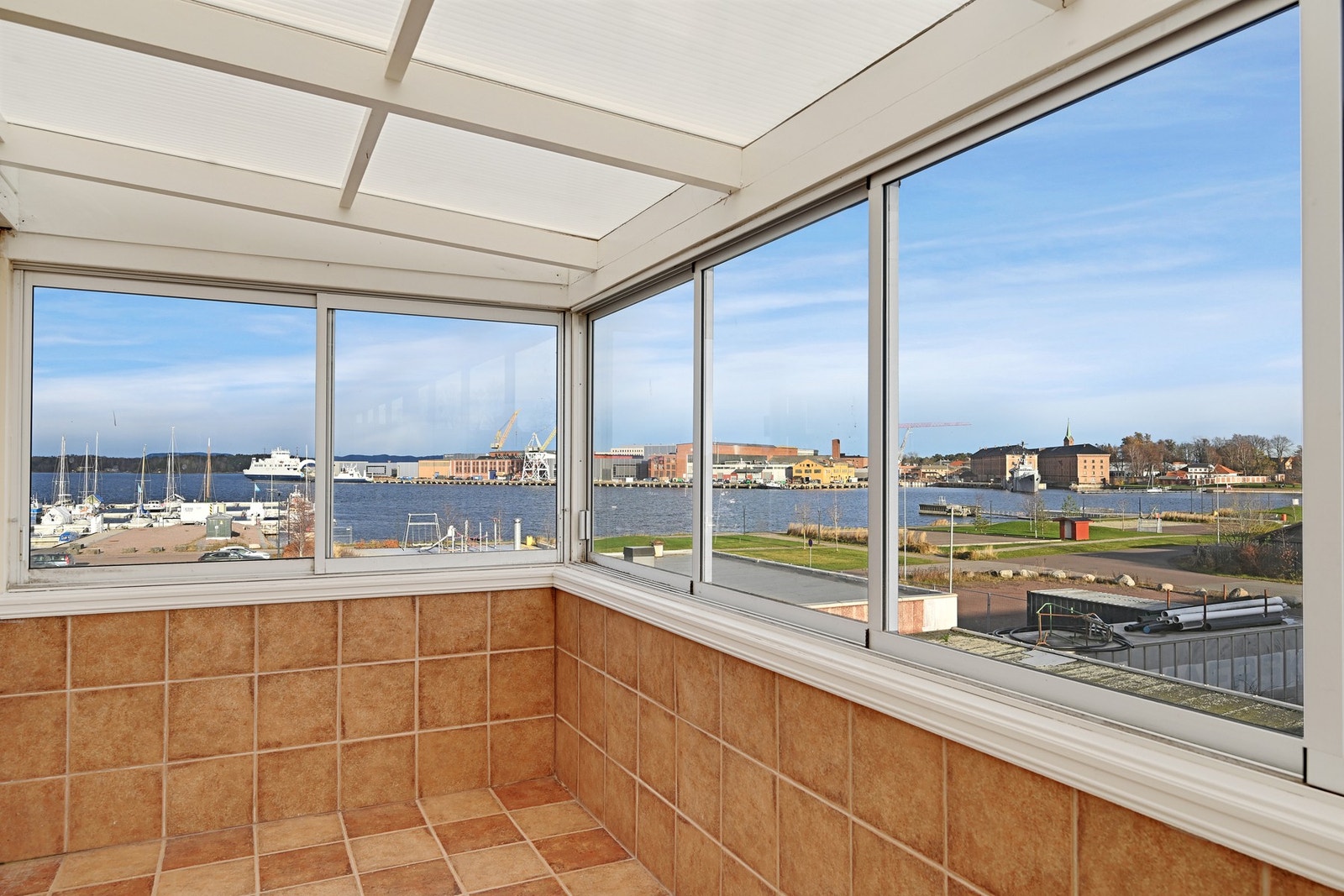 Nåværende utsikt fra den innglassede balkongen Galleribilde