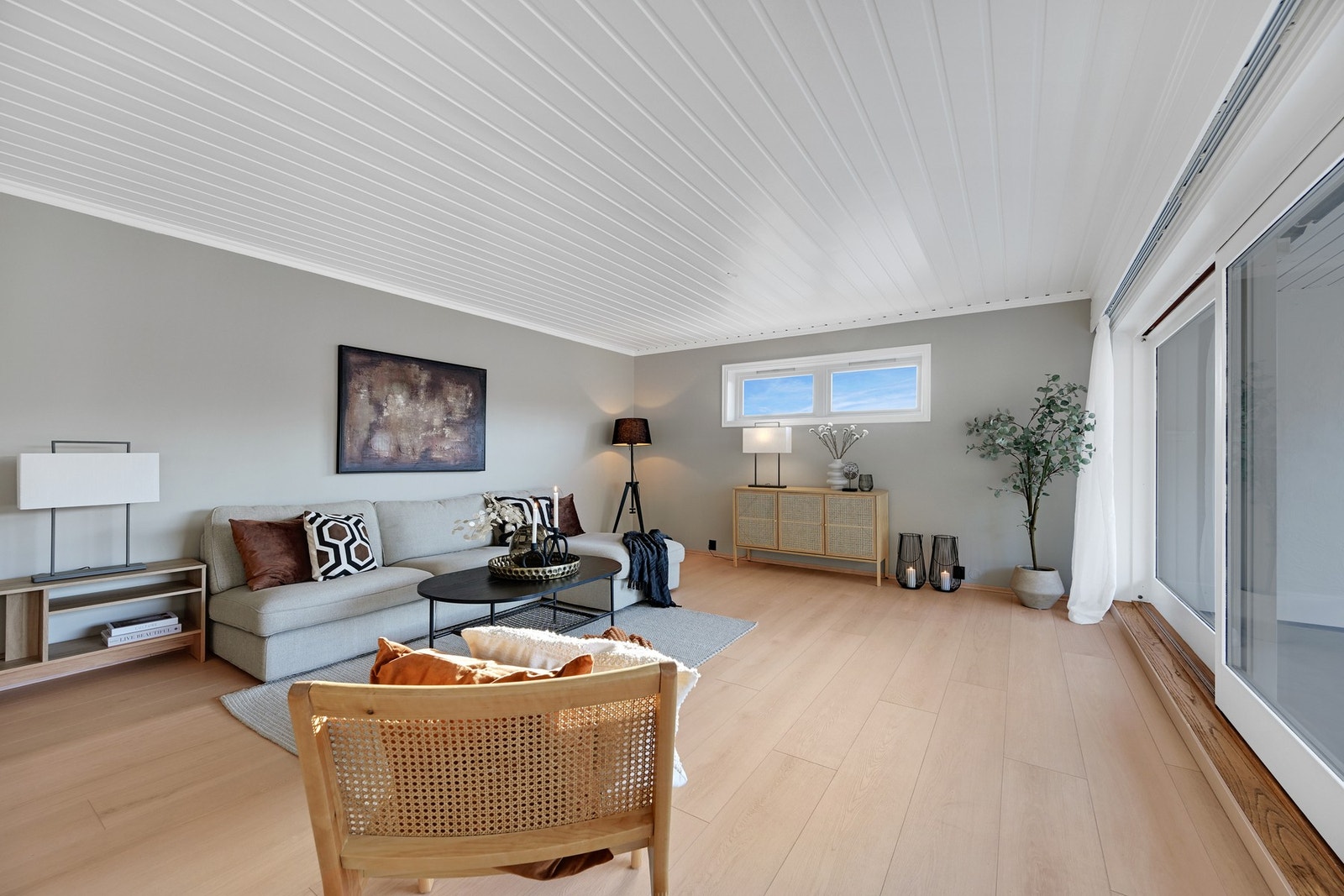 Her er det god plass for både spisestue/langbord, flere sofaer og lenestoler Galleribilde