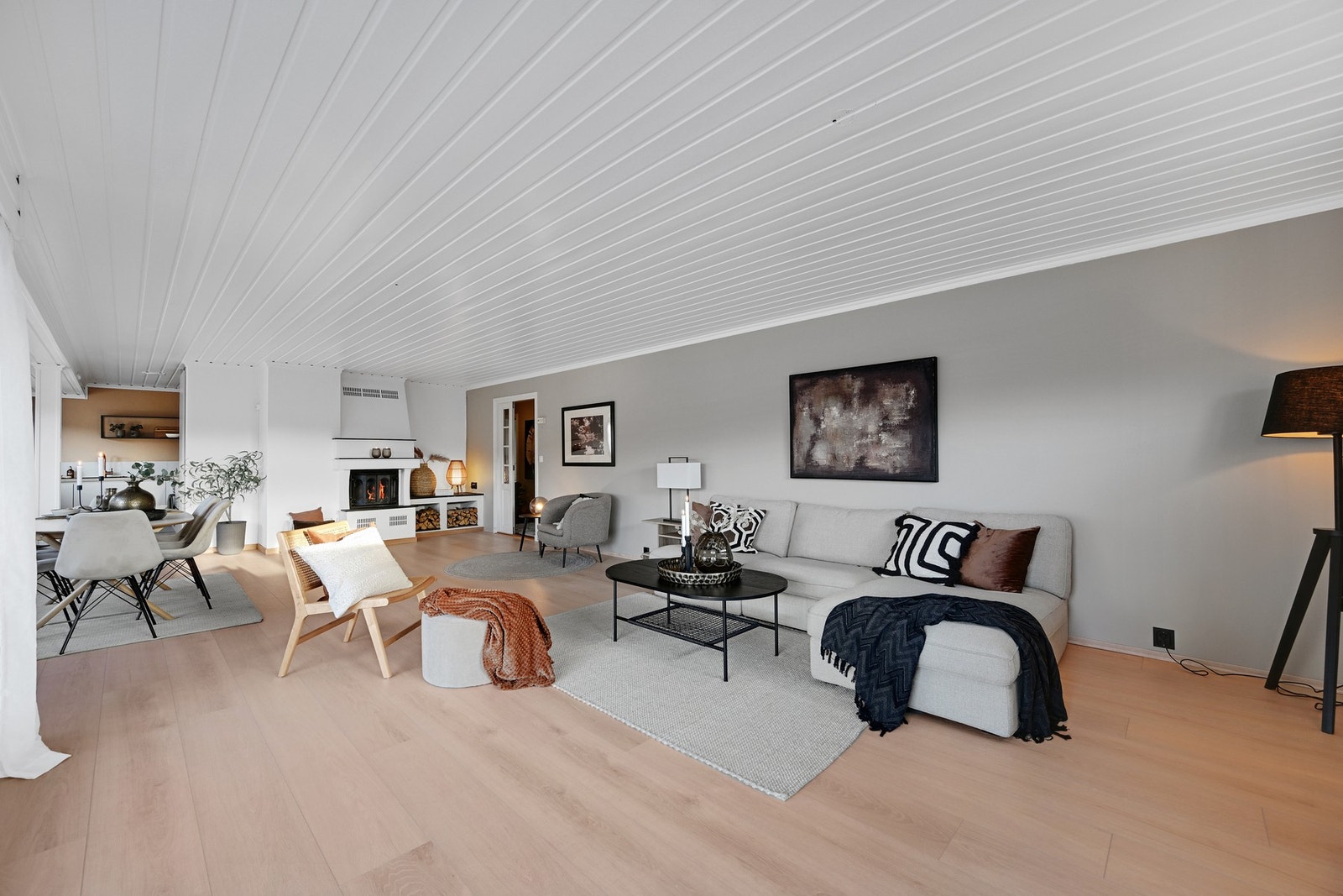 Vi fortsetter på innsiden - her er alt pusset opp så bare å flytte rett inn Galleribilde