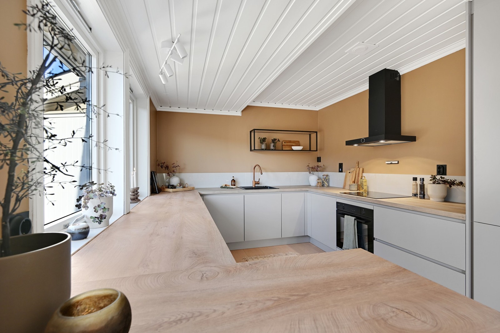 Som vi ser er det masse benkeplass Galleribilde