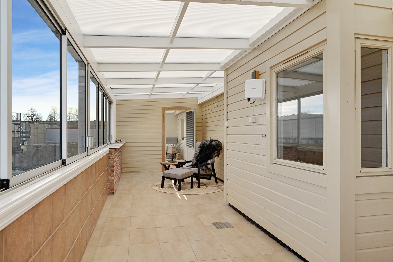 Balkongen er "todelt" og her ser soveromsdøren lengst inn Galleribilde