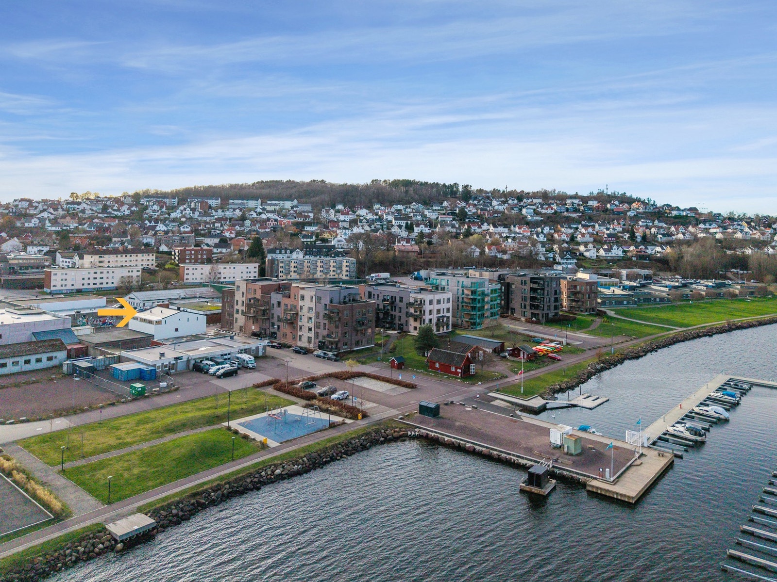 Beliggende på Bankløkka i Indre Havneby ca. 90 meter fra fjorden Galleribilde