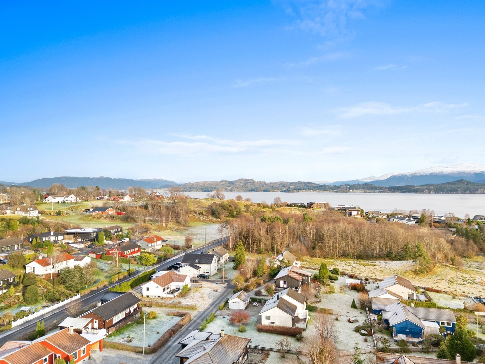 Nærområdet er bestående av eneboliger på forholdsvis store tomter. Galleribilde