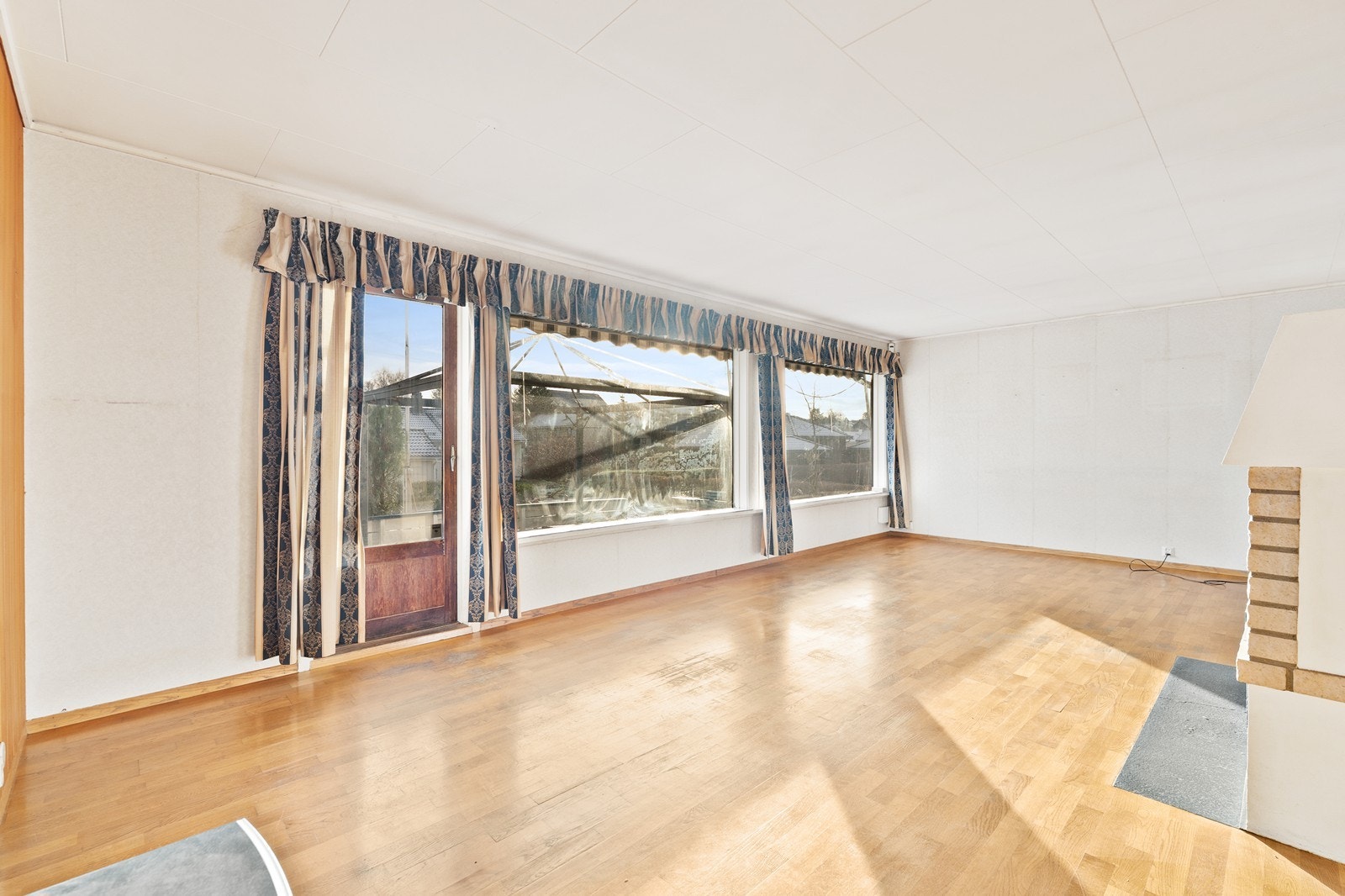 Romslig stue med plass til både salong og spisebord. Galleribilde